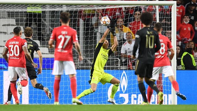 O goleiro Odysseas Vlachodimos faz ótima defesa para evitar o gol do Bayern