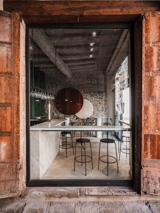 A produção de vinho inspira o décor deste bar em Barcelona (Foto: Divulgação)