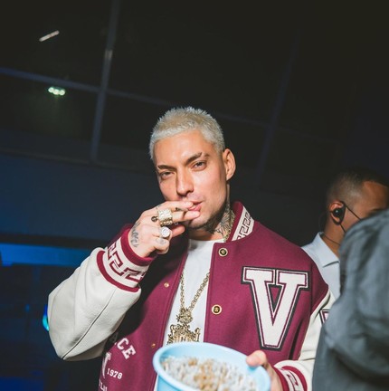 O rapper Filipe Ret, durante sua festa de aniversário, oferece um “open beck" ou "open maconha” — Foto: Reprodução / Instagram