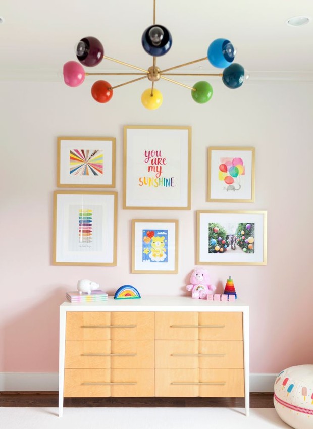 Quarto de bebê ganhou quadros e uma luminária com as cores do arco-íris (Foto: Reprodução/Pinterest)
