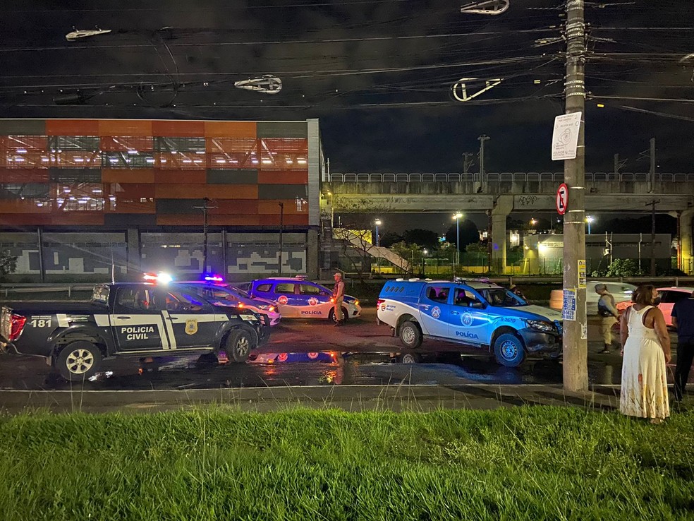 Casal é morto a tiros na Avenida ACM, em Salvador — Foto: Felipe Oliveira/TV Bahia