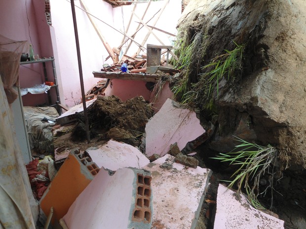Uma pedra desceu e atingiu uma casa no Centro da cidade (Foto: Pedro Henrique/VC no G1)