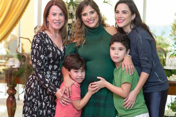 Camilla Camargo entre a mãe, Zilu, a irmã, Wanessa, e os sobrinhos José Marcus e João Francisco (Foto: Reprodução/Instagram)