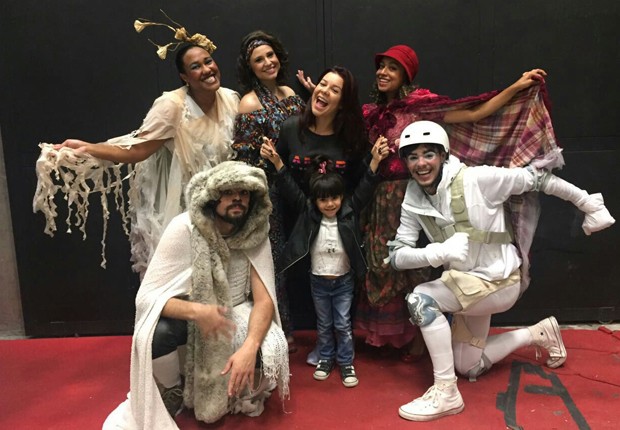 Fernanda Souza leva sobrinha para ver peça com ex-chiquititas Aretha Oliveira e Francis Helena Cozta (Foto: Divulgação)