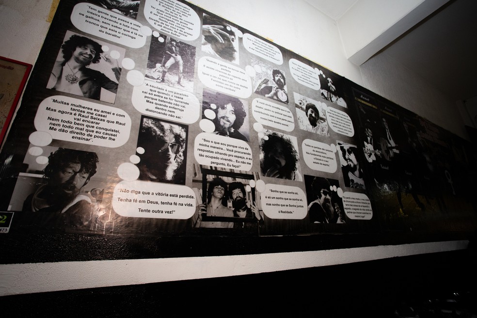 Bar do Raul tem painel com letras de mÃºsicas e frases de Raul Seixas, alÃ©m de imagens de astros do rock dos EUA que influenciaram o mÃºsico baiano â€” Foto: Celso Tavares/G1