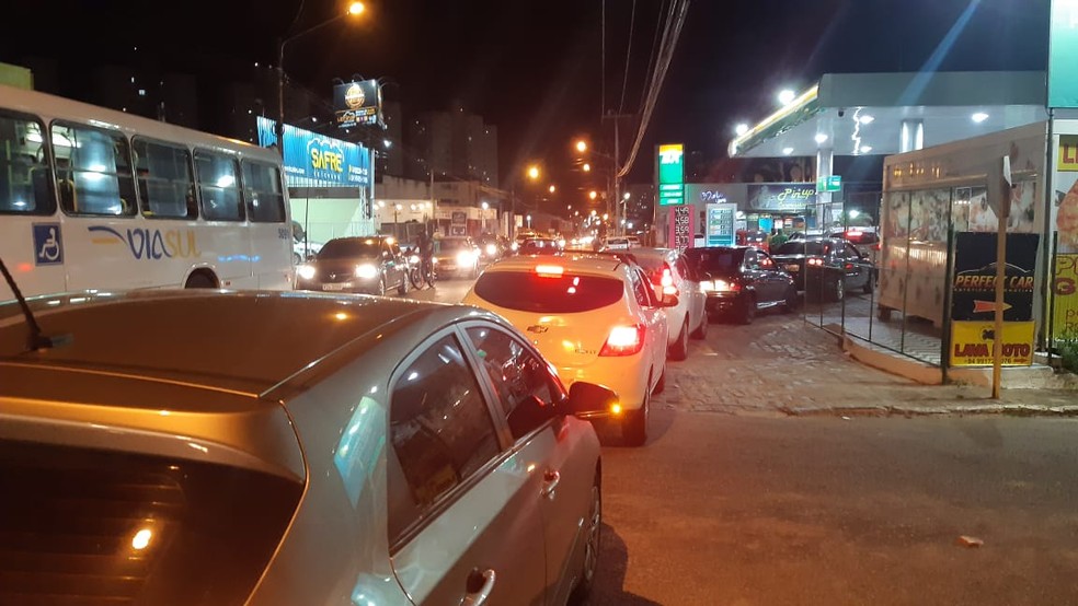 Carros fazem filas para abastecimento de gasolina em Natal e região metropolitana após anúncio de aumento do preço da gasolina. — Foto: Sérgio Henrique Santos/Inter TV Cabugi