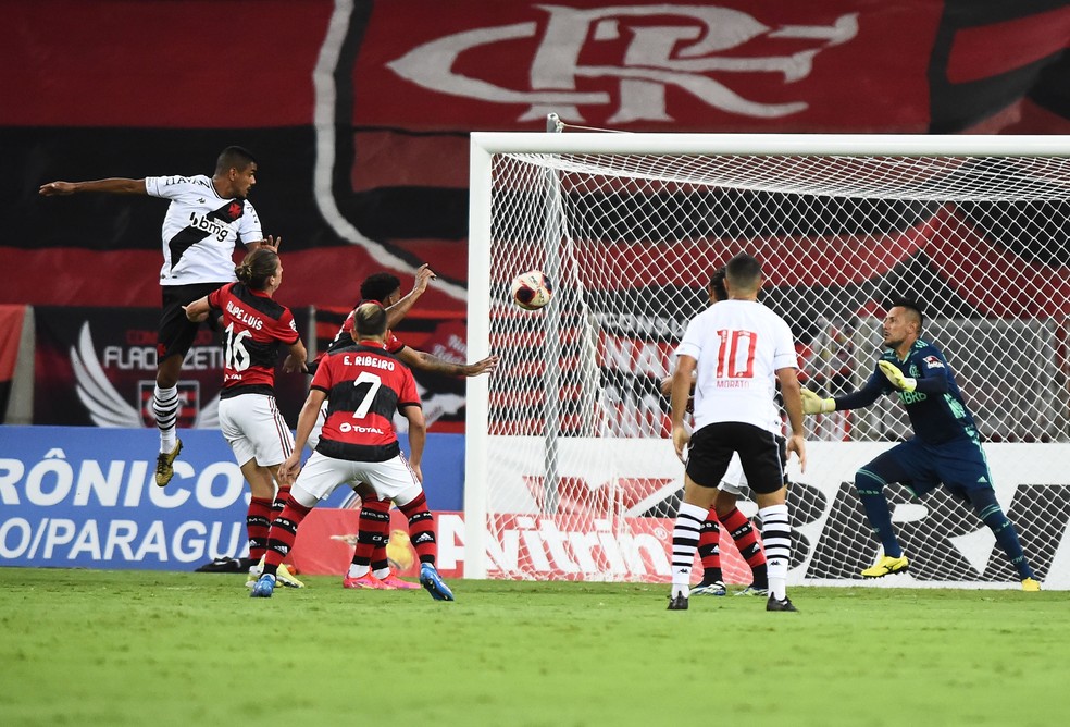 Léo Matos sobe para marcar um golaço contra o Flamengo — Foto: André Durão