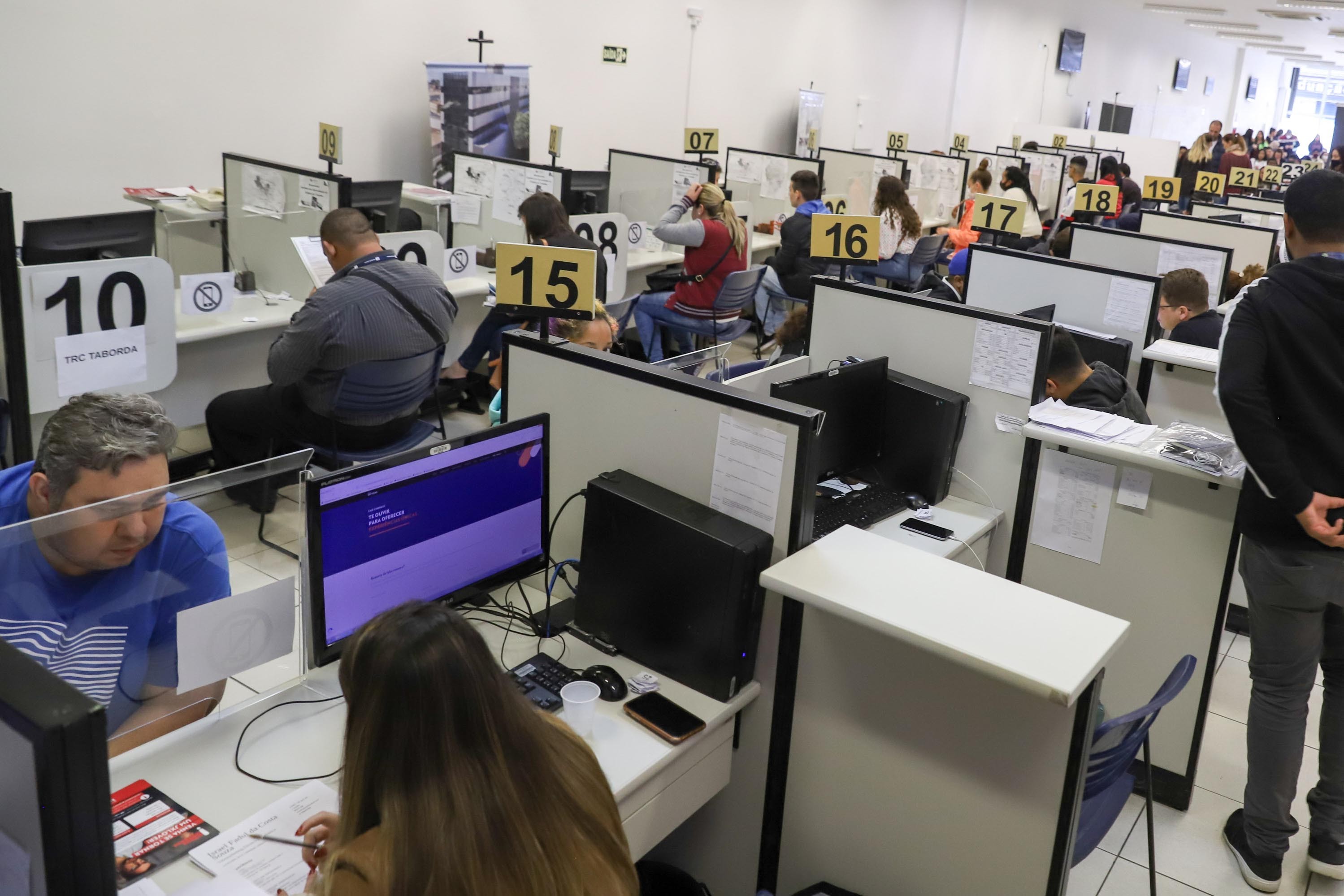 Agências do Trabalhador do Paraná têm 11,7 mil vagas de emprego abertas