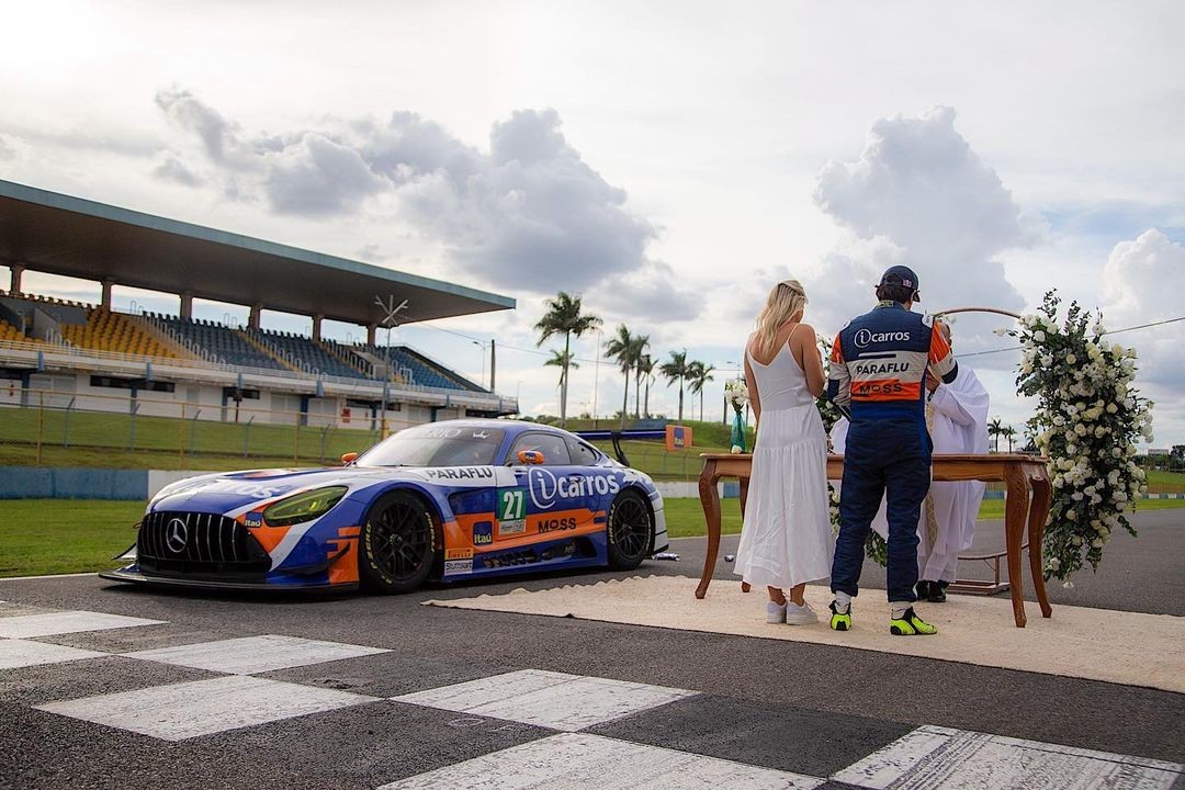 Caca Bueno renova votos de casamento com Tali Bueno em pista de corrida  (Foto: Reprodução/ Instagram)