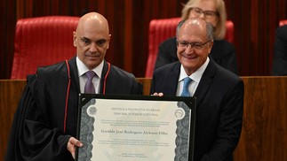 Alckmin recebe diploma de vice-presidente eleito — Foto: EVARISTO SA / AFP