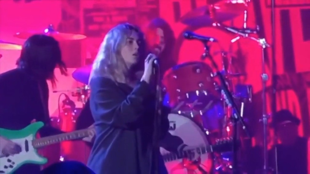 Violet, filha de Dave Grohl, canta 'Heart-shaped box', do Nirvana, com o pai na bateria e St. Vincent na guitarra em janeiro de 2020 — Foto: Reprodução / YouTube