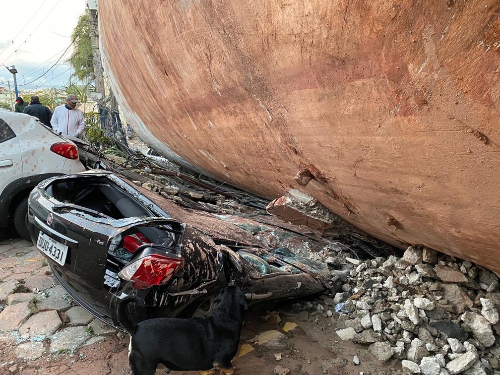 Carro amassado por caixa d'água que desabou em Diadema, na Grande SP, neste domingo (23) — Foto: Abraão Cruz/TV Globo