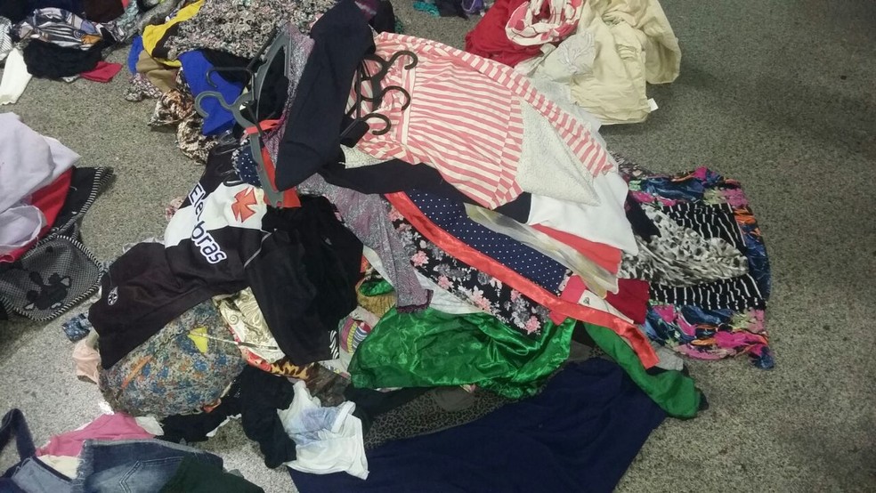 Roupas encontradas na casa do suspeito (Foto: Polícia Militar/Divulgação)