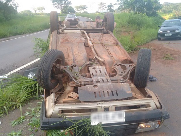 Durante a fuga carro capotou e um dos homens ficou preso nas ferragens (Foto: Polícia Militar/Divulgação)