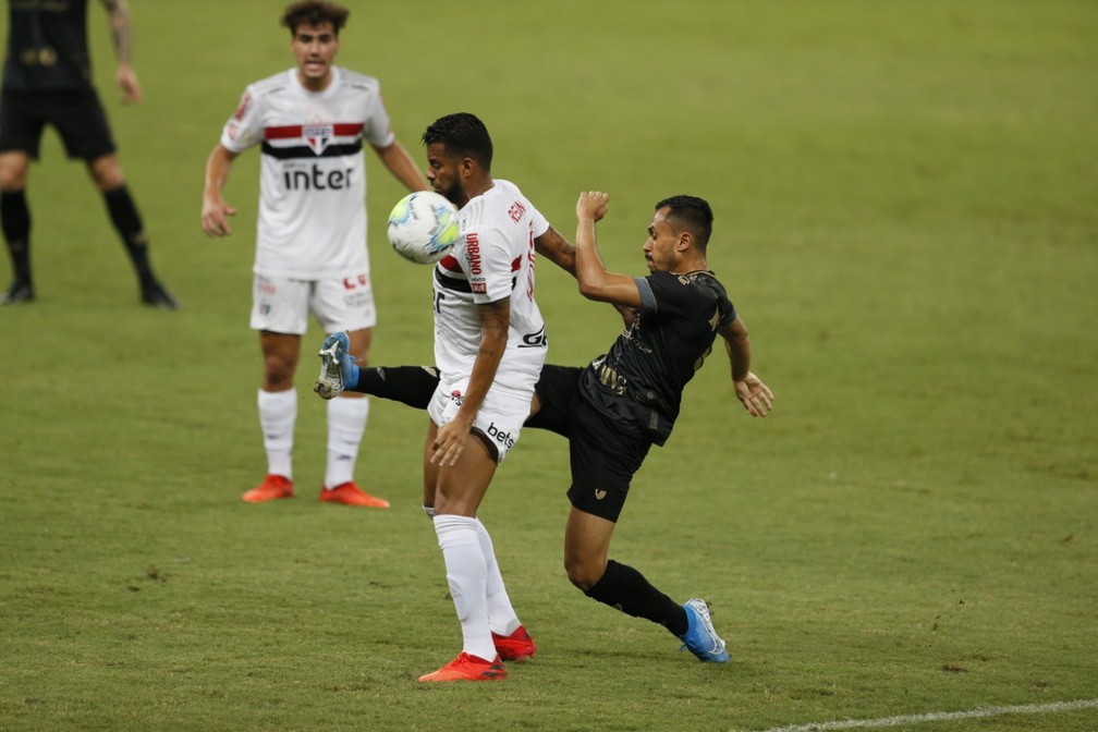 Reinaldo disputa a bola no Castelão — Foto: Kid Júnior /SVM