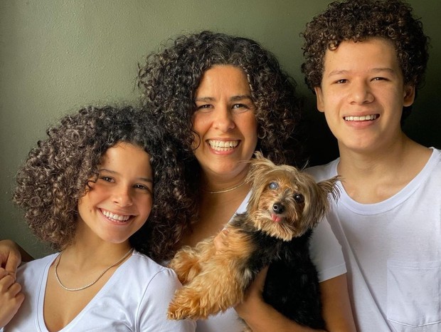 Gabriella Saraivah se mudou para os EUA na companhia da mãe, do irmão e de cãozinho de estimação (Foto: Reprodução/Instagram)
