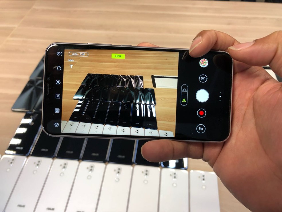 Asus lança Zenfone 5, com inteligência artificial da câmera à bateria (Foto: Helton Simões Gomes/G1)
