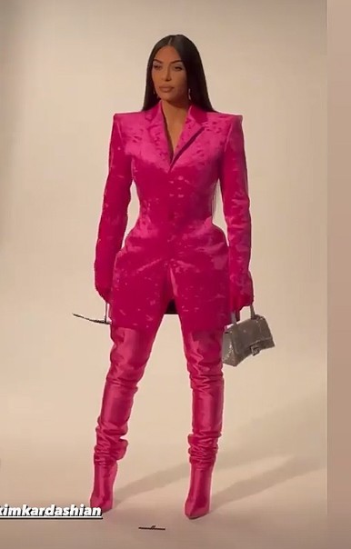 Kim Kardashian com look da marca Balenciaga nos bastidores do programa Saturday Night Live (Foto: Reprodução / Instagram)