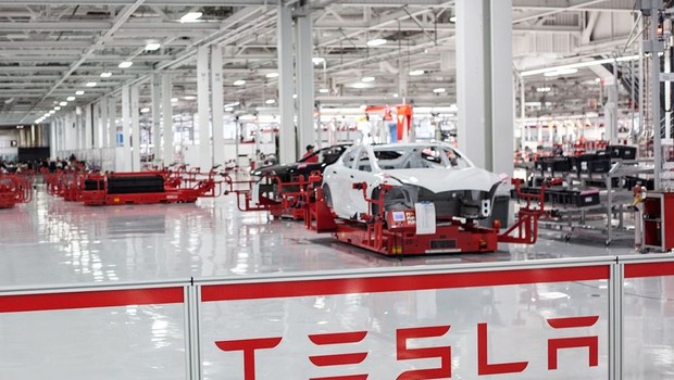 Linha de montagem da Tesla Motors (Foto: Divulgação)