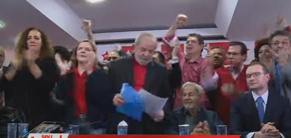 O ex-presidente Lula fala sobre sua condenação no caso tríplex