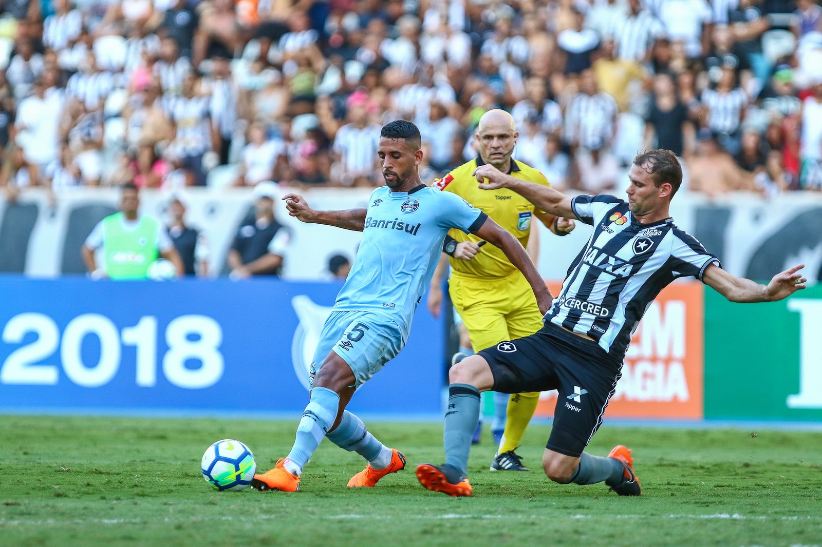 Destaque contra o Botafogo, Michel usa paciência para retomar espaço no Grêmio