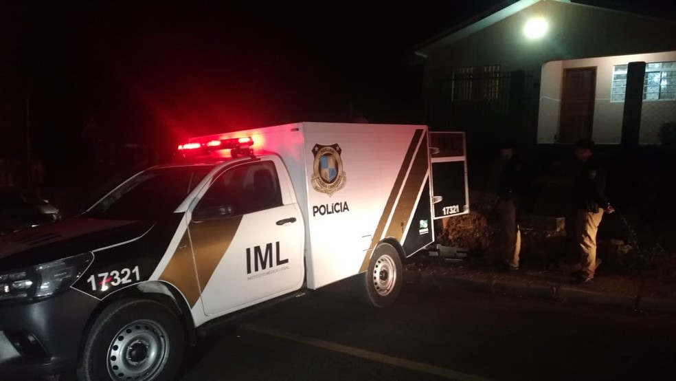 Mulher morreu no local, depois de ser baleada; ex-marido é o suspeito do crime, de acordo com a polícia — Foto: Tony Mattoso/RPC
