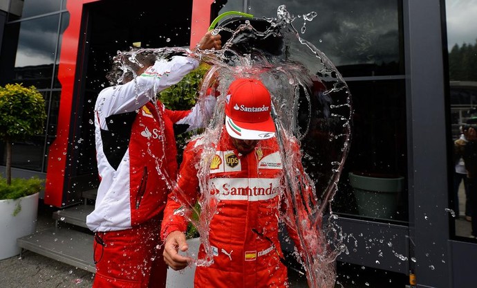 Fernando Alonso cumpre desafio do balde de gelo (Foto: Divulgação)