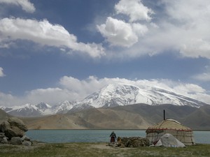 Cordilheira do Himalaia vista do Lago Karakul, na China (Foto: João Vicente Soprana/VC no G1)