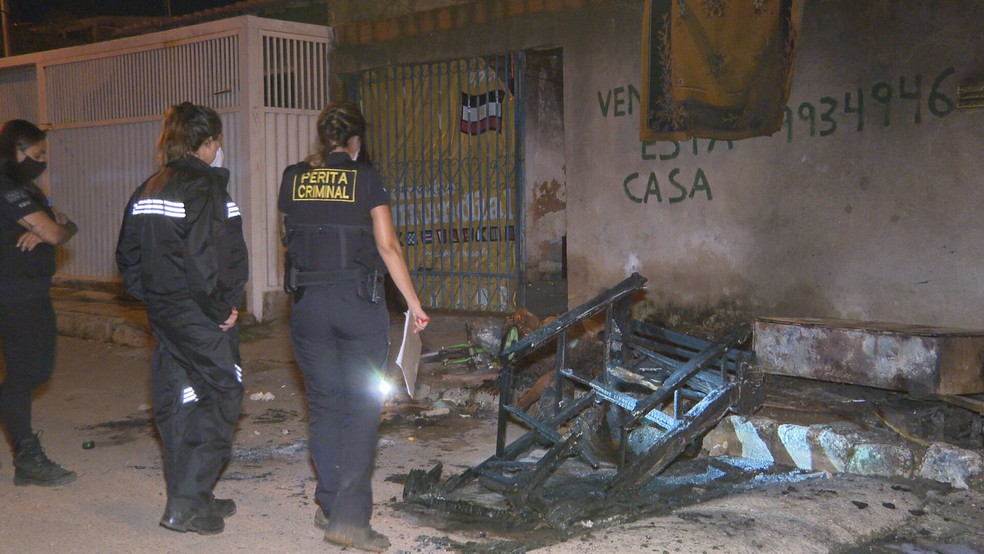 Peritos da PCDF analisam corpo de homem encontrado carbonizado em Santa Maria, no DF — Foto: PCDF/Divulgação