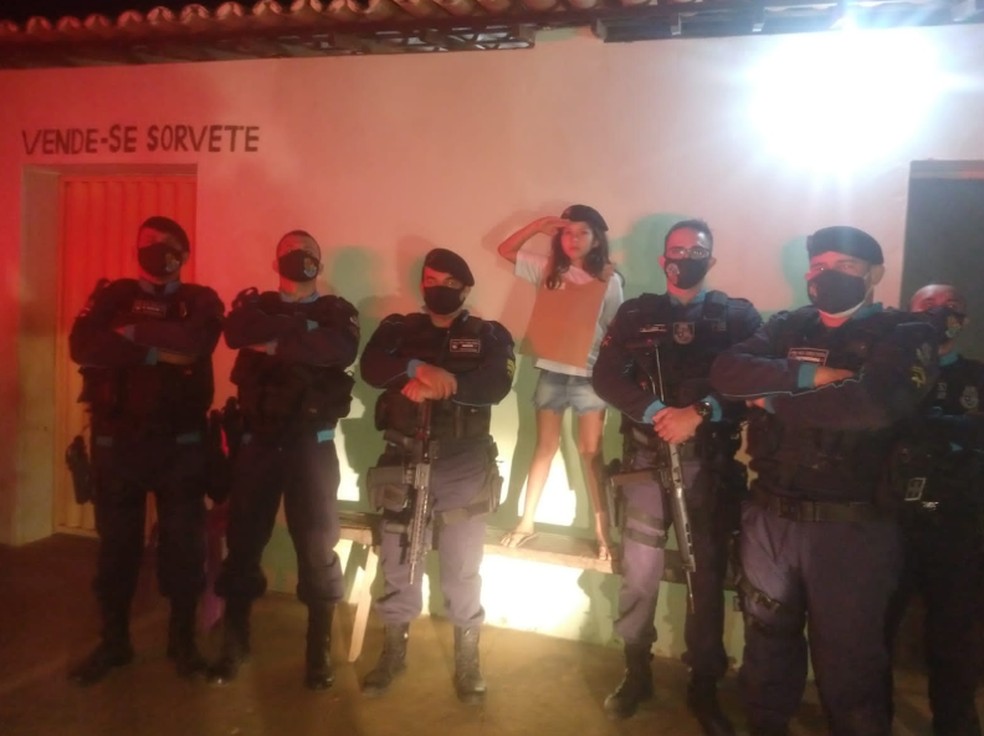 Policiais levaram alguns presentes com emblemas da corporação.  — Foto: Polícia Militar do Ceará/Divulgação