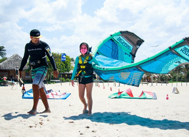 Julia, filha de Marcos Palmeira, aproveita dia de kitesurf no Ceará (Foto: Leca Mir ​)