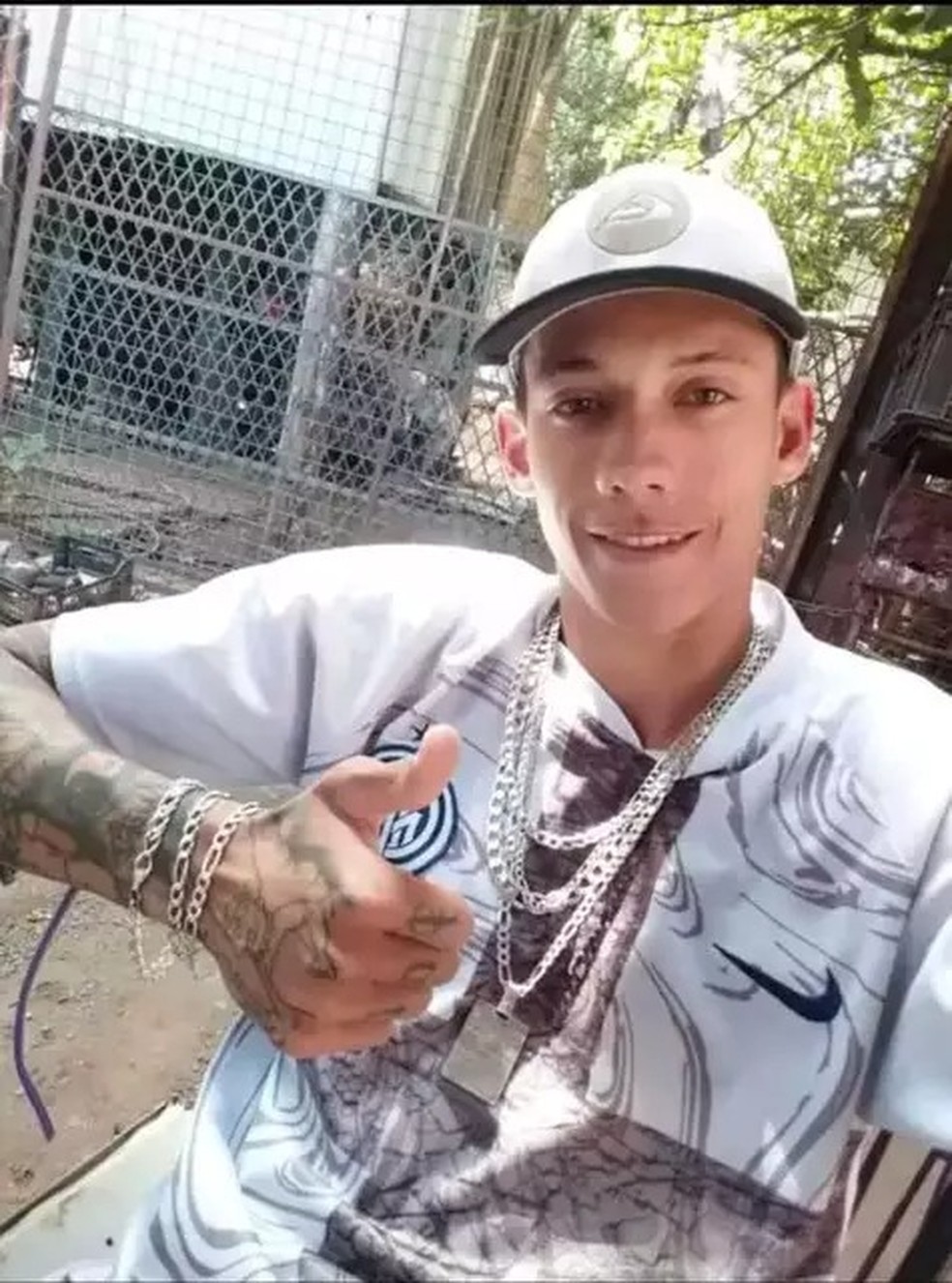 O jovem morreu com um tiro no peito.  &mdash; Foto: Arquivo pessoal/Reprodu&ccedil;&atilde;o