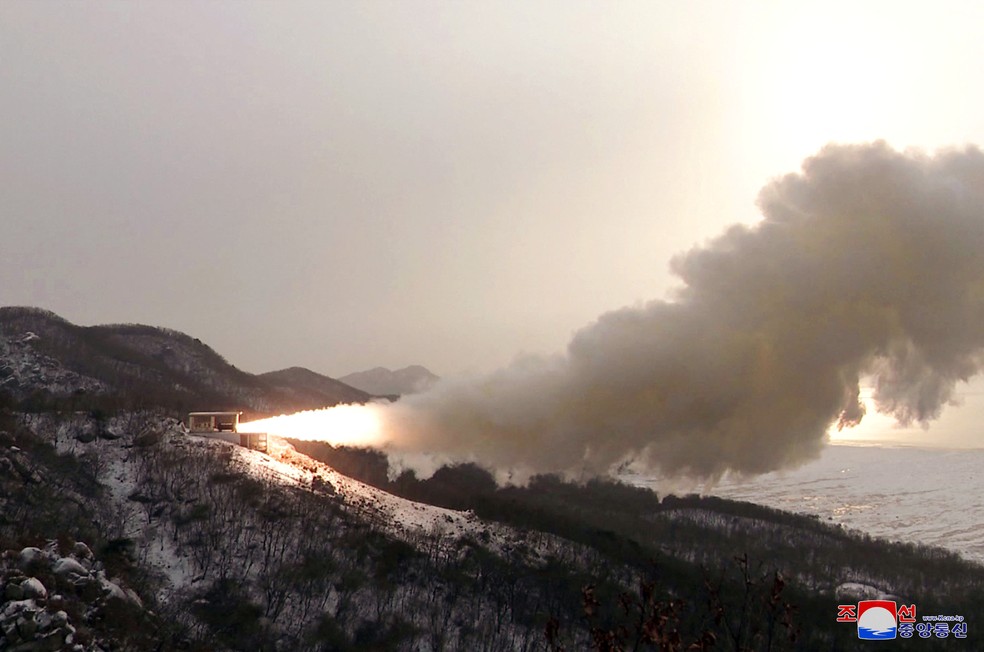 Uma visão do teste do motor de combustível sólido de alto impulso realizado pela Coreia do Norte — Foto: KCNA via REUTERS