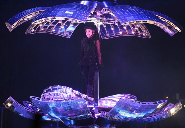 Na abertura do show, Madonna saia de um globo de espelhos (Foto: Reprodução / Getty Images)