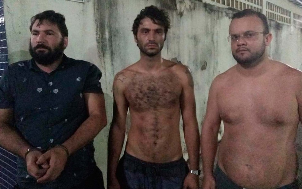 Trio suspeito de estelionato e preso com armas em Stella Maris, em Salvador (Foto: Divulgação/SSP-BA)