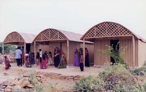 Casas temporárias de madeira e papel em Bhuj, na Índia (Foto: Kartikeya Shodhan)