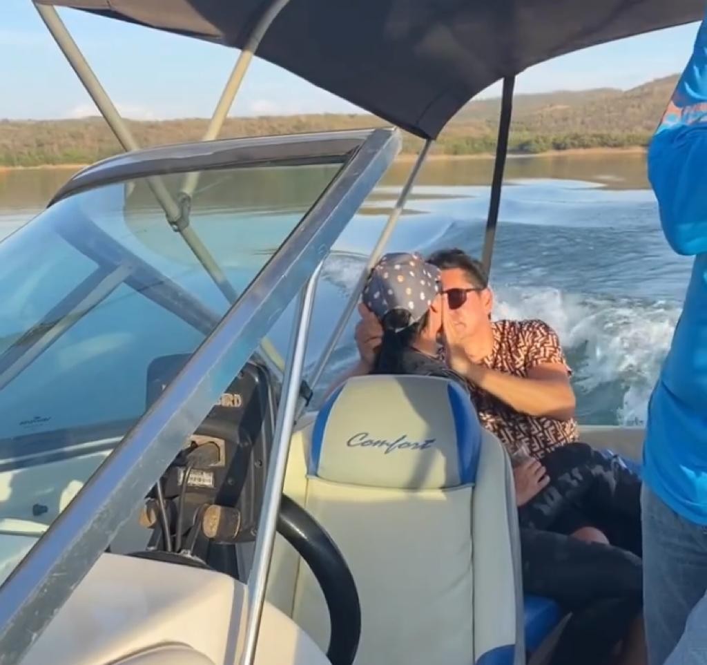 Maraisa e Fabricio Marques trocam carícias em passeio de barco (Foto: Reprodução / Instagram)