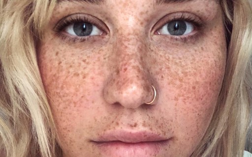 Kesha exibe beleza natural e promete para 2019: "Deixar minhas sardas viverem"