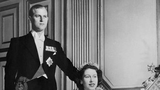 A ainda princesa Elizabeth da Grã-Bretanha (então futura Rainha Elizabeth II da Grã-Bretanha) e o Príncipe Philip da Grã-Bretanha, Duque de Edimburgo posam no Palácio de Buckingham, Londres, em 1948 — Foto: AFP