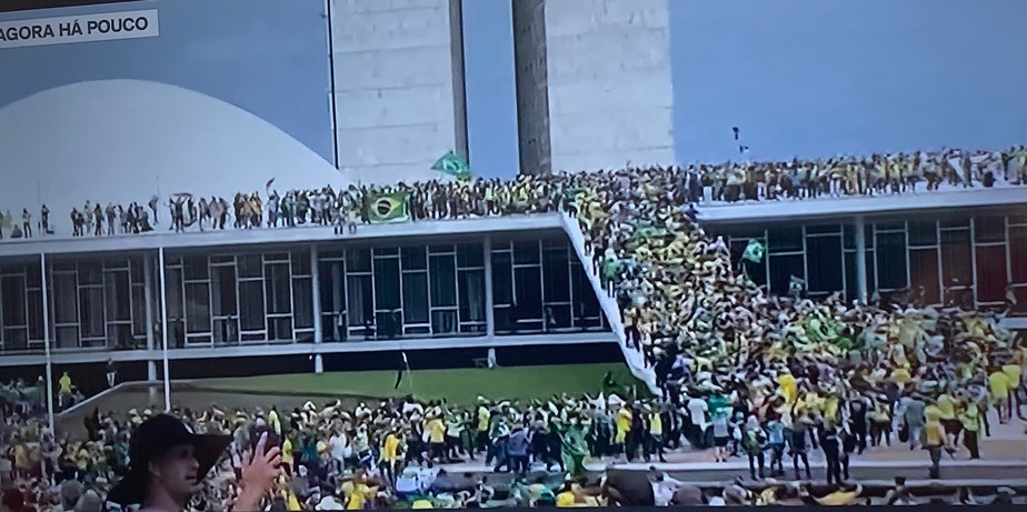 Apoiadores do presidente Jair Bolsonaro (PL) sobem a rampa do Congresso no começo da tarde deste domingo
