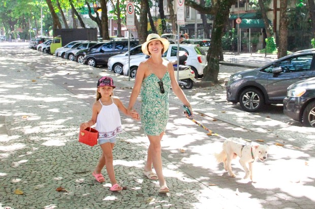 Luiza Valdetaro passeia com filha caçula, Sophia, e cão de estimação, Lindo (Foto: J/AgNews)