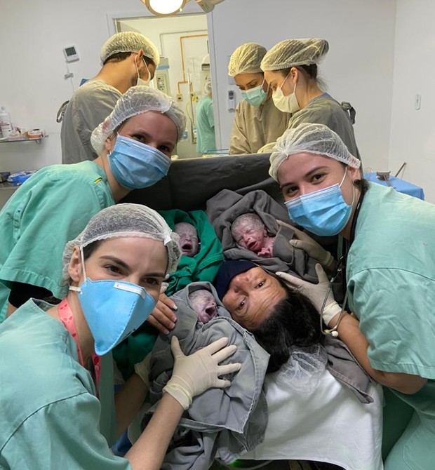 Equipe médica com a mãe e os bebês (Foto: Hospital Maternidade São José)