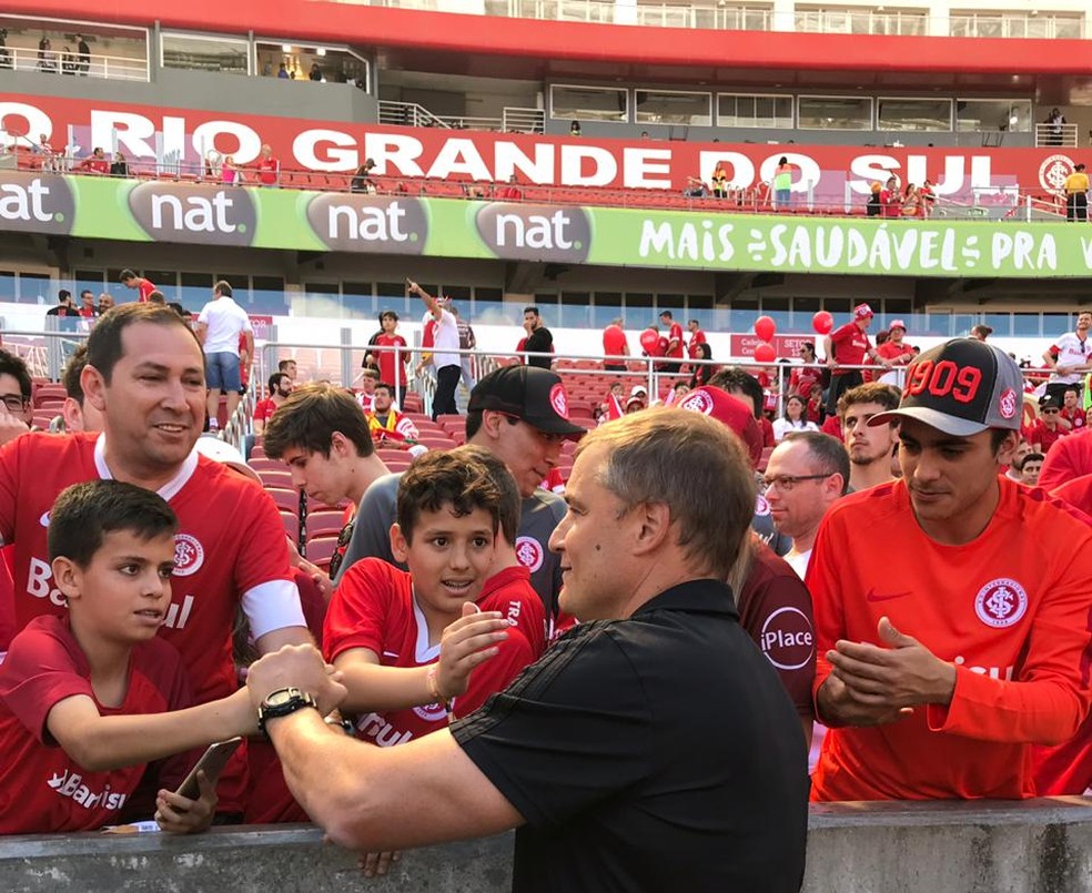 Diego Aguirre é saudado por torcedores do Inter — Foto: Fabíola Andrade