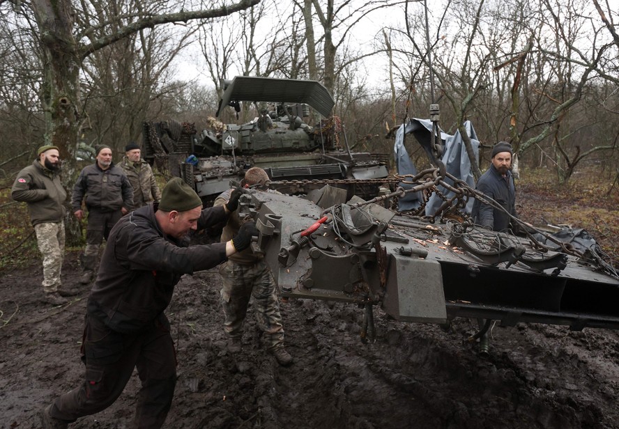 Militares ucranianos fazem reparos em tanque no Leste da Ucrânia