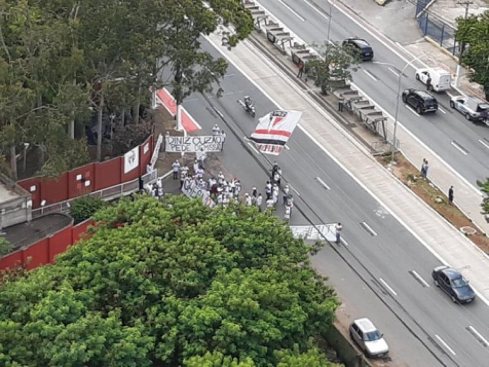 Torcedores protestam no CT do São Paulo — Foto: Arquivo pessoal/Paula Alves