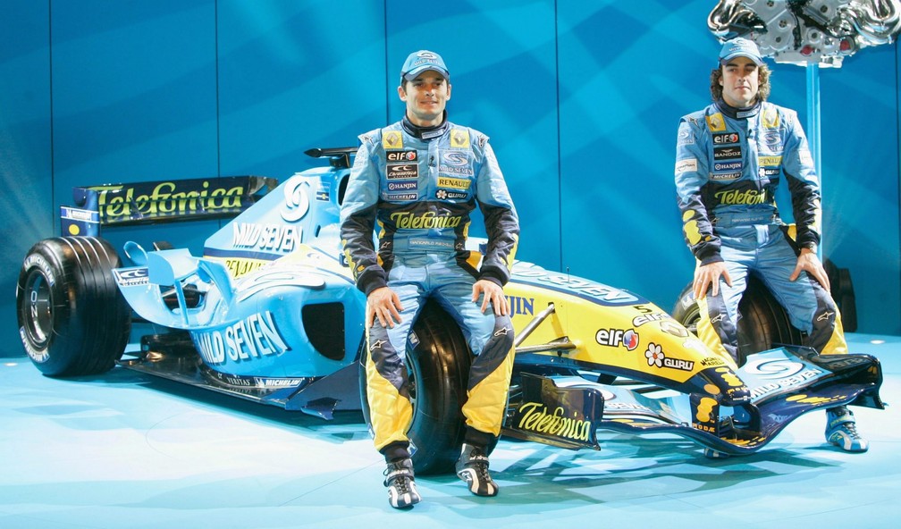 Giancarlo Fisichella e Fernando Alonso no lançamento do Renault R25, carro campeão em 2005 — Foto: Alexander Hassenstein/Bongarts/Getty Images