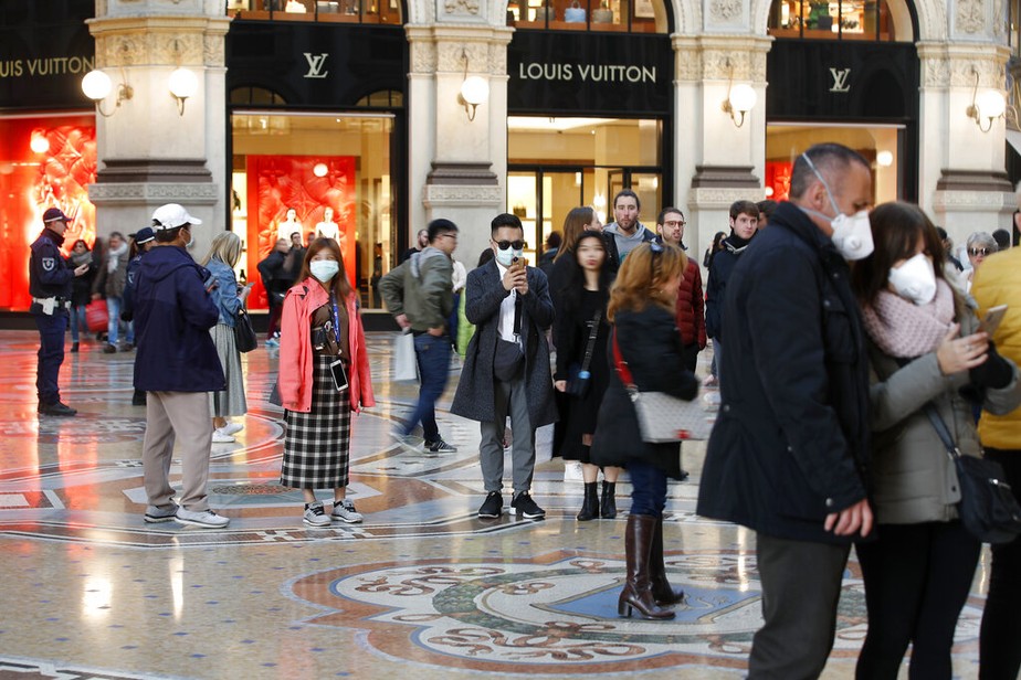 Turistas usam máscara em galeria de Milão, na Itália - coronavírus, Itália, Milão