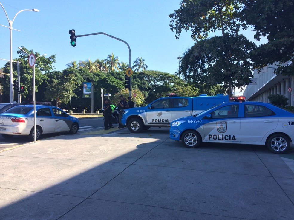 Policiamento foi reforçado no entrono do aeroporto Santos Dumont (Foto: Fernanda Rouvenat / G1)