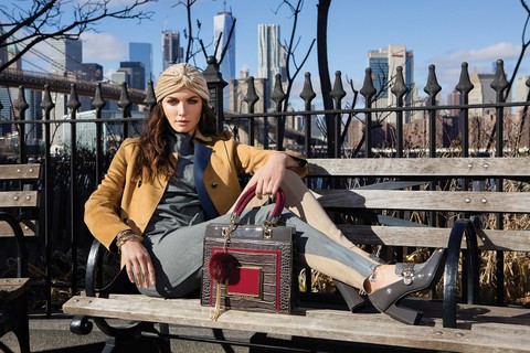 A Jorge Bischoff elegeu Nova York como cenário de sua campanha inverno. A modelo russa Anastasia Safonof foi clicada em locais icônicos da Big Apple, como Brooklyn e Soho, em Manhattan, pelo fotógrafo Alex Korolkovas