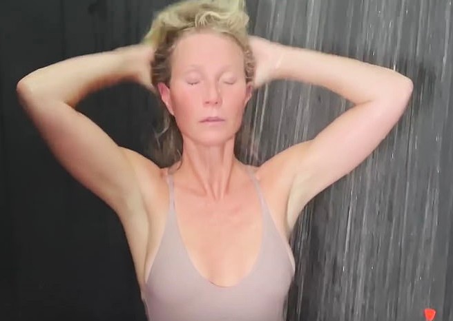 A atriz Gwyneth Paltrow em vídeo com dicas de tratamentos de beleza em seu canal pessoal (Foto: YouTube)